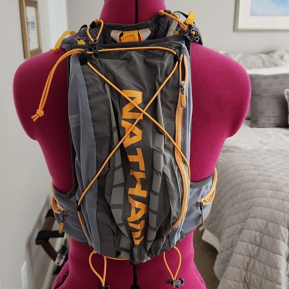 Nathan Runner's/Hiker's vest with water bladder - Picture 2 of 6